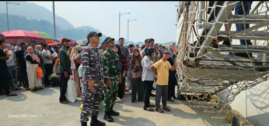 Babinsa 06/Serasan Serka Hendry Purwanto  bersama petugas lainnya melaksanakan pengamanan membantu m