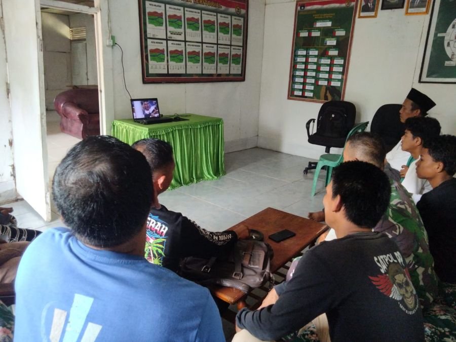 Babinsa 07/Reteh Bersama Warga Nonton Bareng Piala Dunia, Silaturahmi Makin Erat
