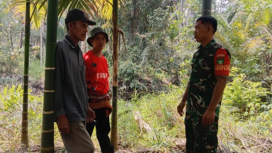Babinsa 07/Reteh Gencar Sosialisasi Antisipasi Karhutla di Tapal Batas Pasenggerahan