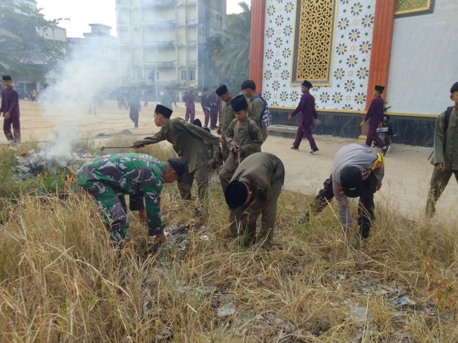 Babinsa 07/Reteh Ikut Gotong Royong Bersihkan Lingkungan Masjid Jami' Pulau Kijang Jelang STQ ke-52
