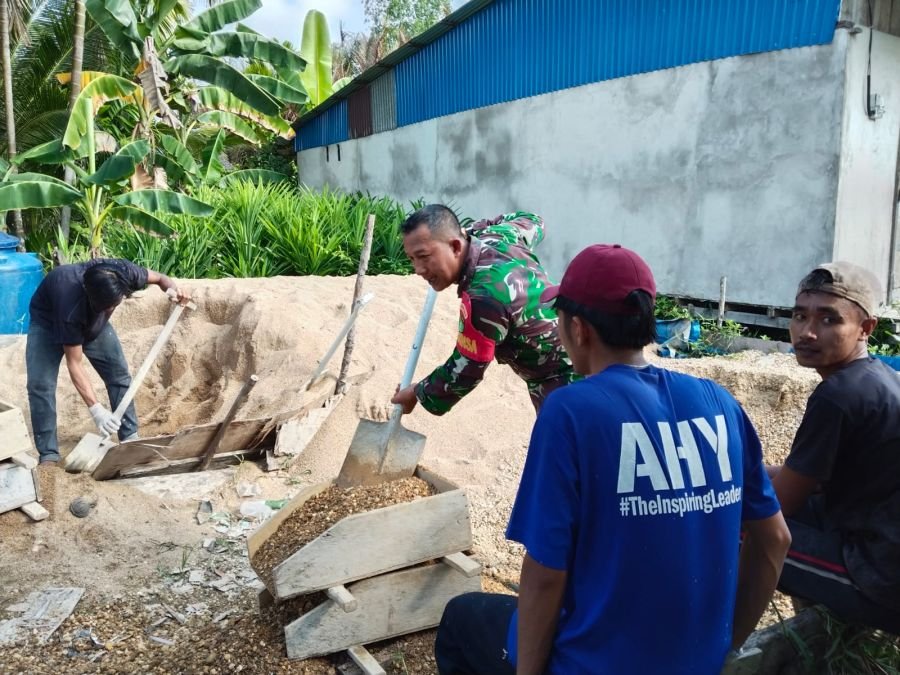 Babinsa 07/Reteh Karya Bakti Penambalan Jalan, Akses Warga Lancar Kembali