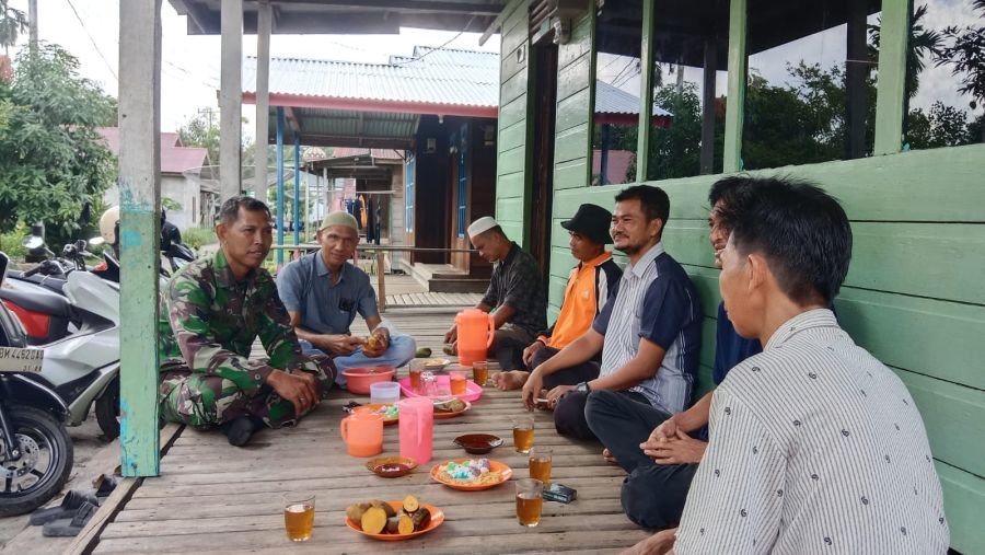 Babinsa 07/Reteh Laksanakan Komsos Dan Pengawasan SDM Bersama Warga Binaan