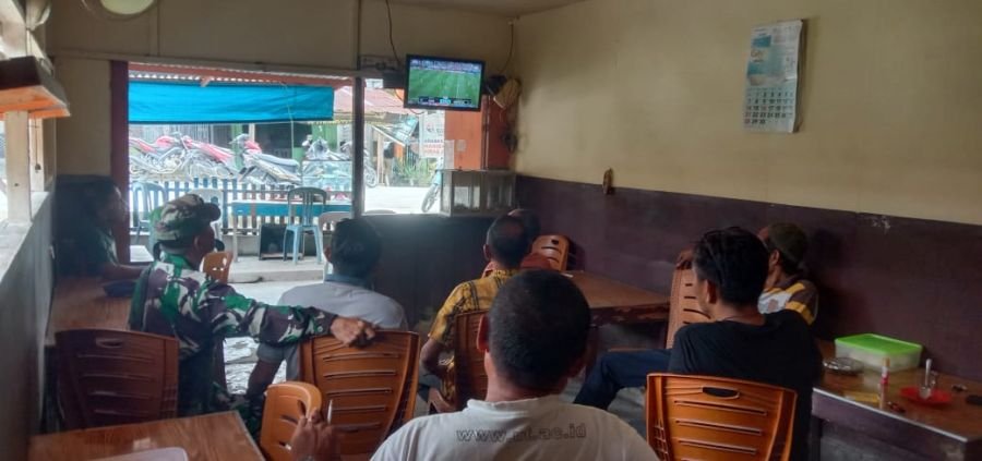 Babinsa 07/Reteh Nobar Piala Dunia di Warung Kopi Benteng, Silaturahmi Makin Erat