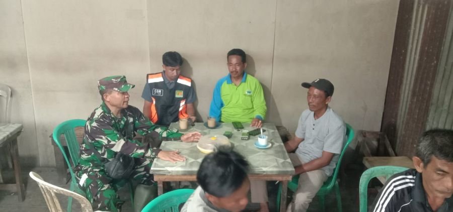 Babinsa 07/Reteh Pantau SDM di Pasar Benteng, Deteksi Dini Isu Sosial