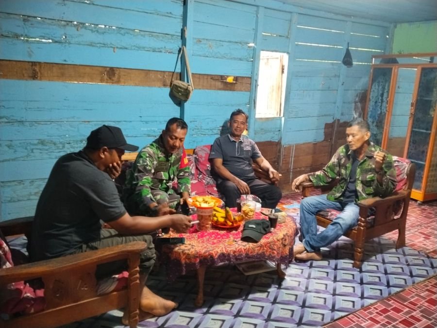 Babinsa 07/Reteh Perkuat Kerukunan Warga Lewat Pengawasan SDM dan Komsos