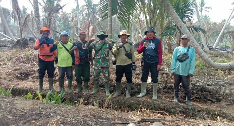 Babinsa 07/Reteh Pimpin Pemadaman Karhutla di Desa Sanglar, 5 Ha Lahan Berhasil Dipadamkan