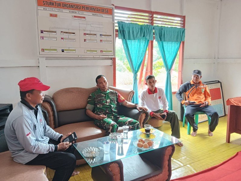 Babinsa 07/Reteh Serda M. Tahir Edukasi Warga Sungai Terab Waspada Karhutla di Musim Kemarau