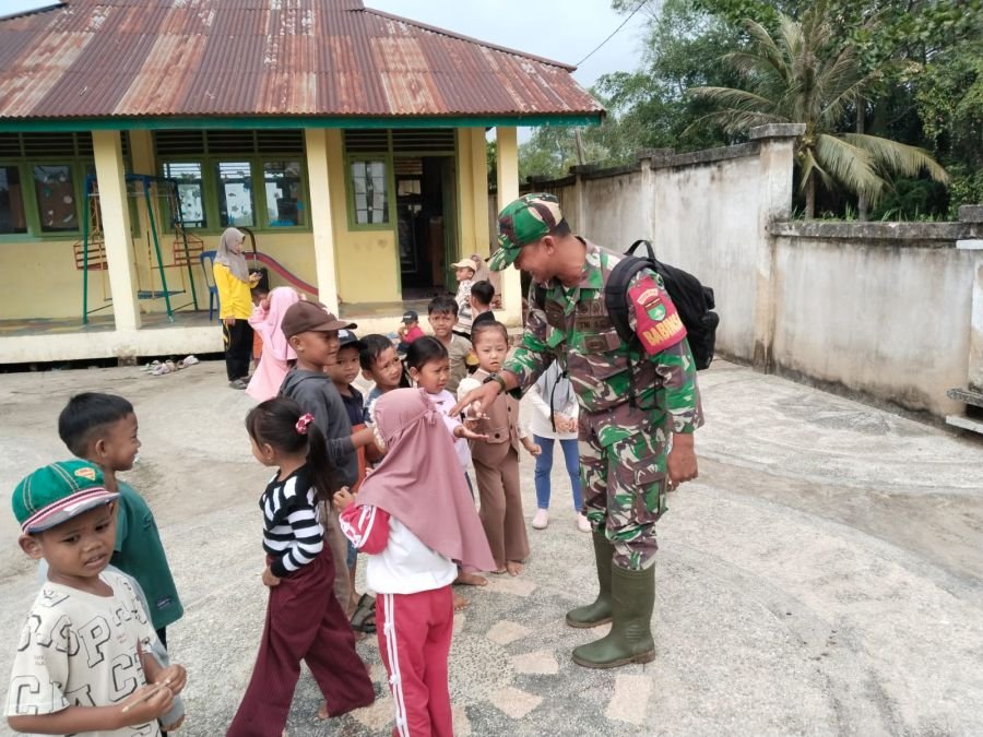 Babinsa 07/Reteh Tanamkan Cinta Tanah Air Sejak Usia Dini ke Anak TK di Desa Binaan