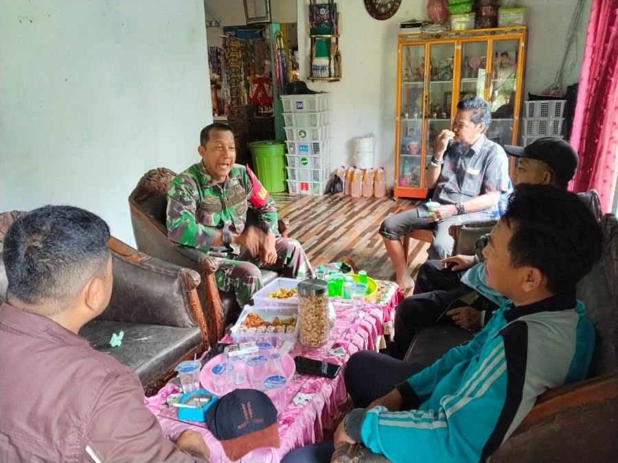 Babinsa 07/Reteh Tingkatkan Kewaspadaan Warga Sanglar Hadapi Musim Kemarau Panjang