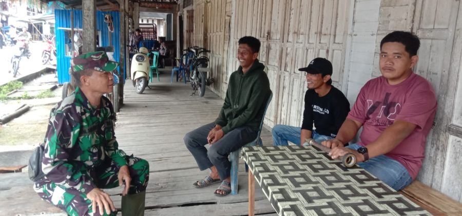 Babinsa 07/Reteh Wujudkan Desa Kondusif Lewat Komsos dan Pengawasan SDM Intensif