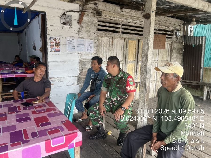 BABINSA 08/MANDAH LAKSANAKAN KOMSOS BERASAMA WARGA MASYARAKAT SETEMPAT
