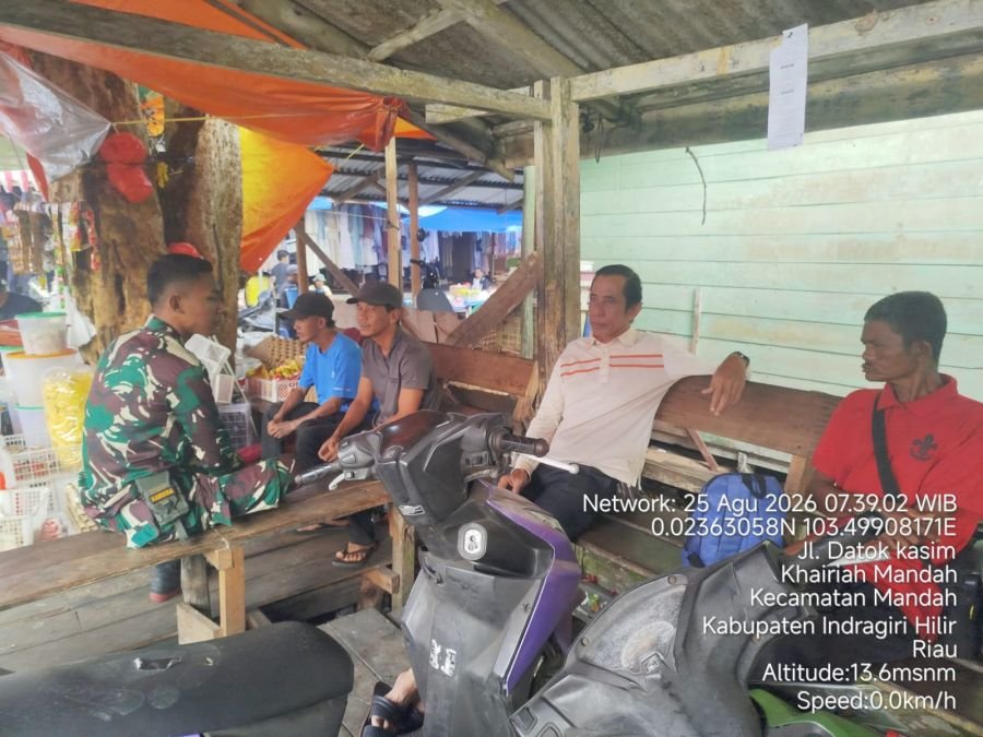 Babinsa 08/Mandah Aktif Pantau Kondisi Warga Lewat Komsos di Pasar