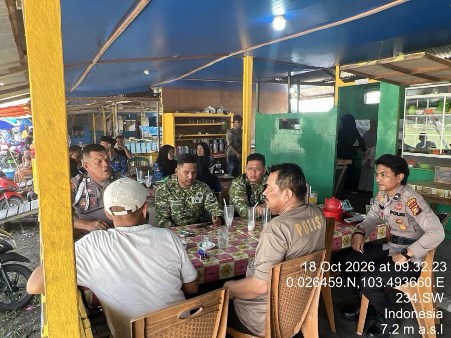 Babinsa Koramil 08/Mandah dan Polsek Mandah Perkuat Sinergi Jaga Kamtibmas