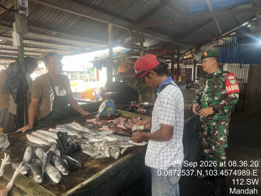 BABINSA 08/MDH LAKUKAN KOMSOS DI PASAR PEKAN KHAIRIAH MANDAH UNTUK PERKUAT SINERGI DENGAN MASYARAKAT
