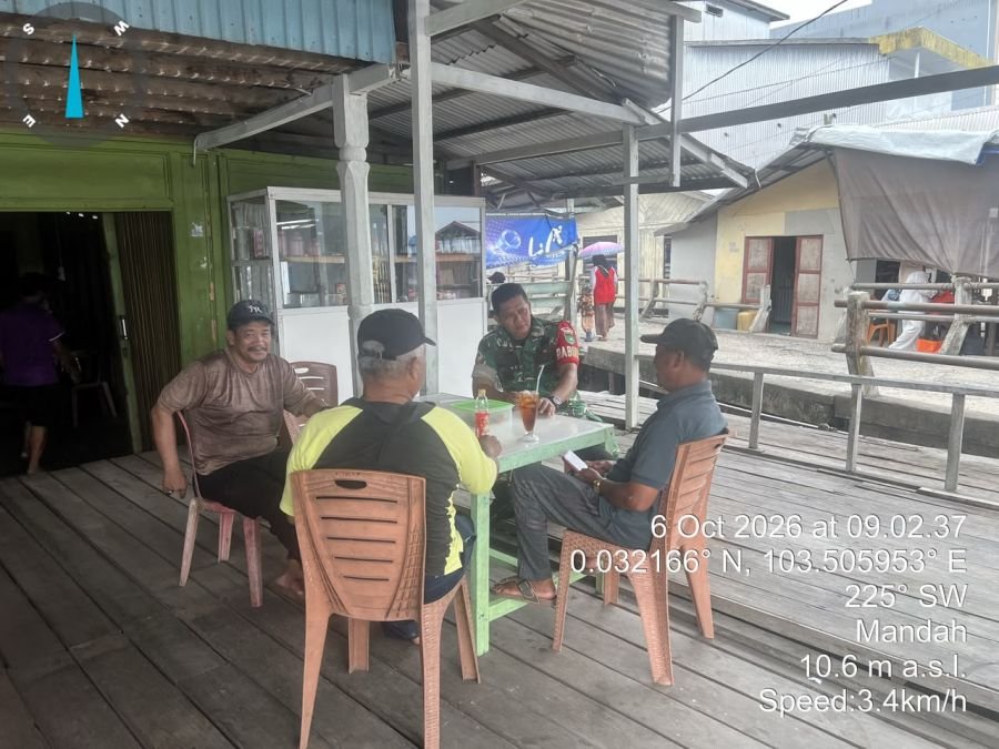 Babinsa 08/MDHKopda Hendri Laksanakan Komsos di Desa Binaan untuk Pererat Silaturahmi dan Koordinas
