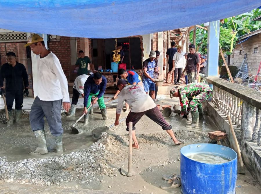 Babinsa 09/Kemuning Bersama Warga Karya Bakti Benahi Musholla di Pasar Kembang