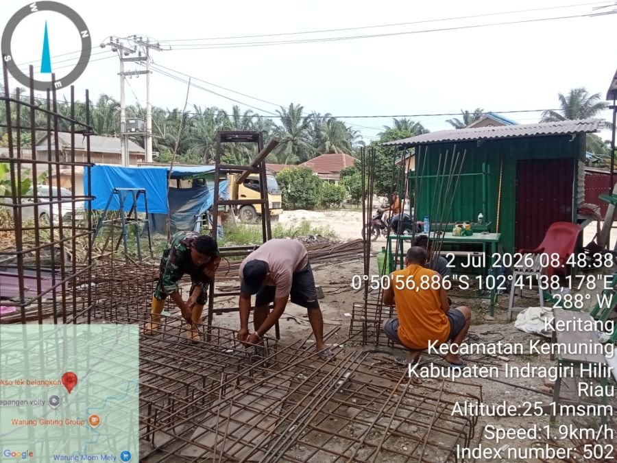 Babinsa 09/Kemuning Bersama Warga Lanjutkan Perakitan Besi Pondasi Jembatan Gantung Keritang Hulu
