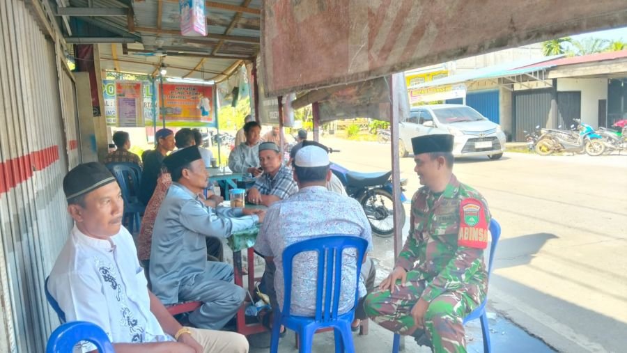 Babinsa 09/Kemuning dan Mitra Karib Perkuat Pengawasan SDM dan Komsos di Desa Binaan