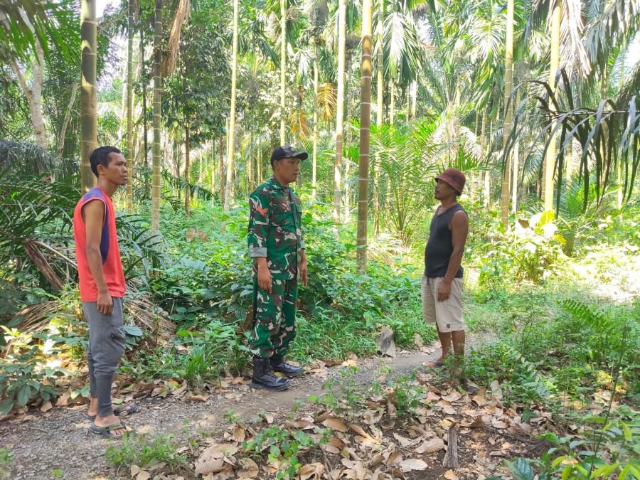 Babinsa 09/Kemuning dan Warga Bersinergi Cegah Karhutla di Batu Ampar