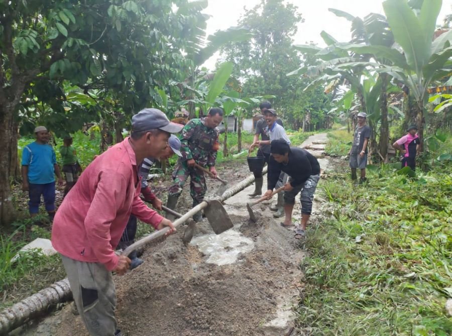 Babinsa  09/Kemuning dan Warga Kompak Goro, Bukti Sinergi Membangun Desa