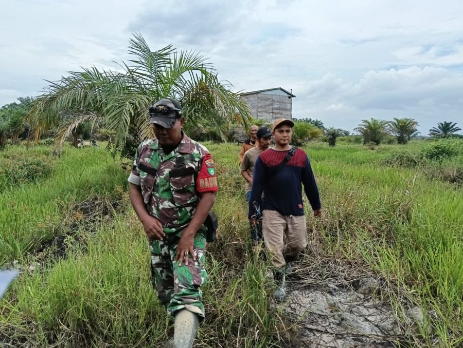 Babinsa 09/Kemuning dan Warga Perkuat Pencegahan Karhutla di Desa Sekayan