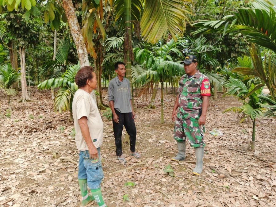 Babinsa 09/Kemuning Edukasi Warga, Sinergi Jaga Lingkungan Bebas Karhutla