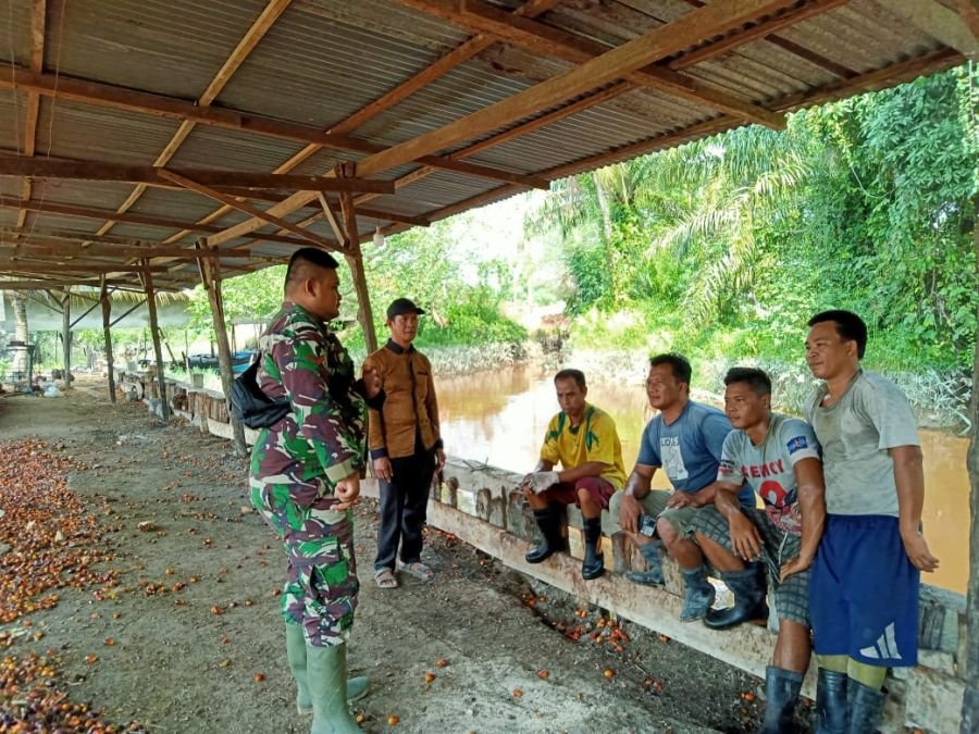Babinsa 09/Kemuning Gelar Komsos di Desa Petalongan, Eratkan Silaturahmi dengan Warga