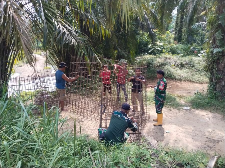 Babinsa 09/Kemuning Gencar Gotong Royong, Kebut Perakitan Besi Jembatan Gantung