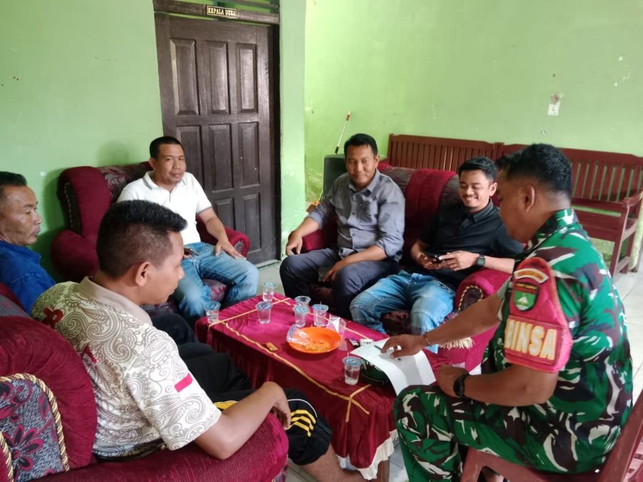 Babinsa 09/Kemuning Komsos dengan Perangkat Desa Limau Manis, Tekankan Pendataan Warga