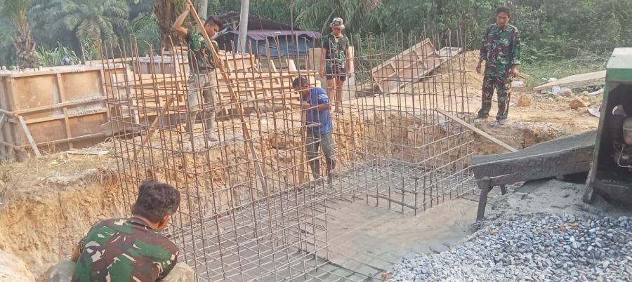 Babinsa 09/Kemuning Lanjutkan Pengecoran Pondasi Angkur Tepi Jauh Jembatan Perintis Garuda