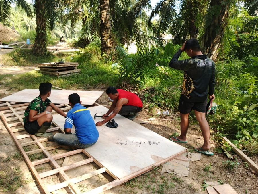 Babinsa 09/Kemuning Monitoring Progress Pembuatan Mal Pondasi Angkur Jembatan Garuda