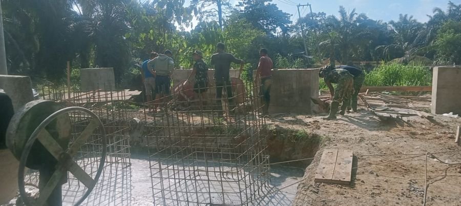 Babinsa 09/Kemuning Pastikan Progress Jembatan Perintis Garuda Berjalan Lancar