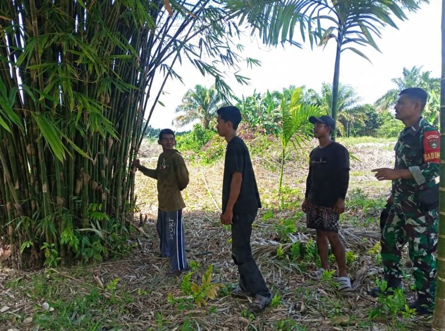 Babinsa 09/Kemuning: Patroli Tapal Batas Digencarkan, Warga Kayu Raja Siaga Karhutla