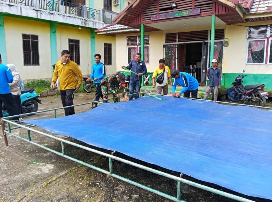 Babinsa 09/Kemuning Pererat Silaturahmi Lewat Komsos dan Kerja Bakti di Pasar Kembang