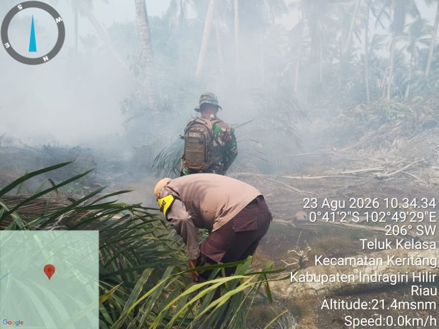 Babinsa 09/Kemuning Serda Darmadi Turun Langsung Padamkan Karhutla di Lahan Gambut Teluk Kelasa