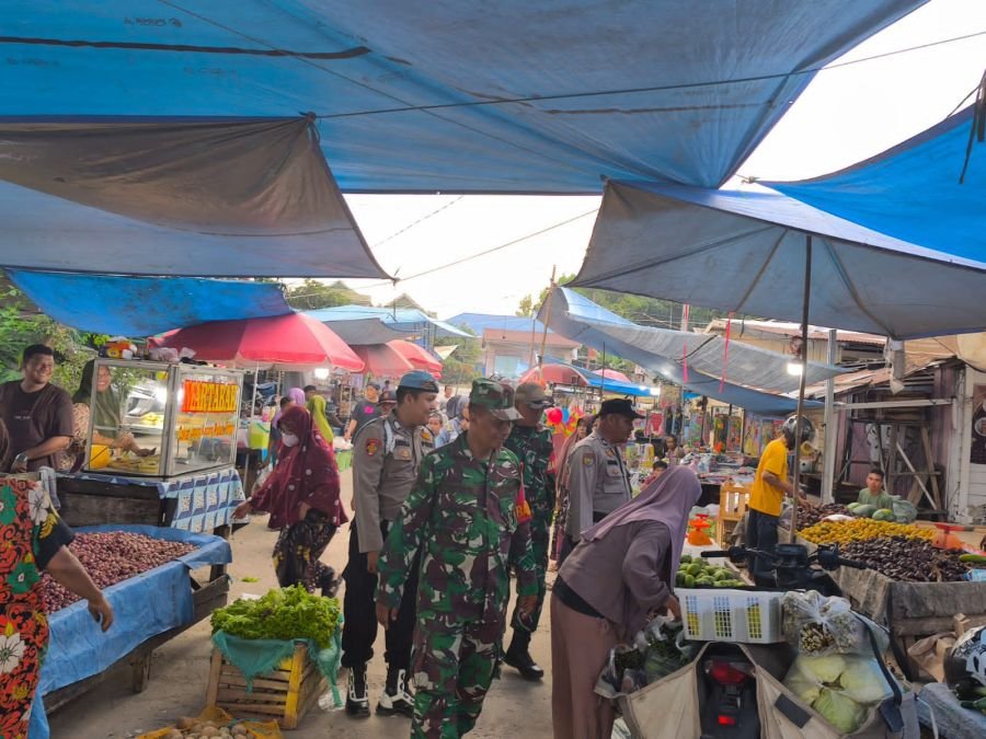 Babinsa 09/Kemuning: Serka Marwandi Turun ke Pasar Selensen Pantau Harga dan Aktivitas Jual Beli