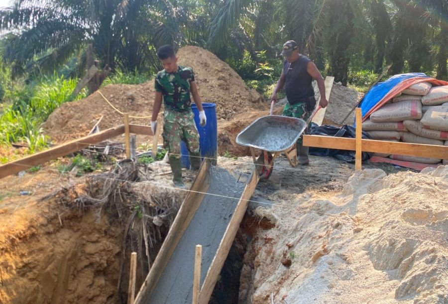 Babinsa 09/Kenuning dan Warga Keritang Hulu Kebut Pengecoran Pondasi Jembatan Garuda