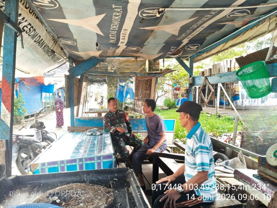 Babinsa 10/Pelangiran Aktif Sambangi Warga, Diingatkan Pentingnya Menjaga Keamanan Lingkungan