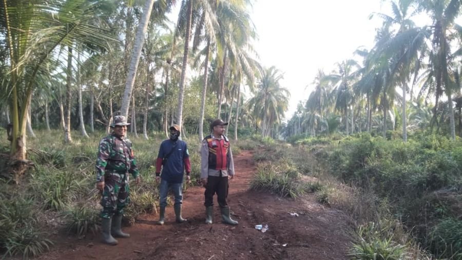 Babinsa 10/Pelangiran Bersama Bhabinkamtibmas Perkuat Patroli Tapal Batas di Wilayah Binaan