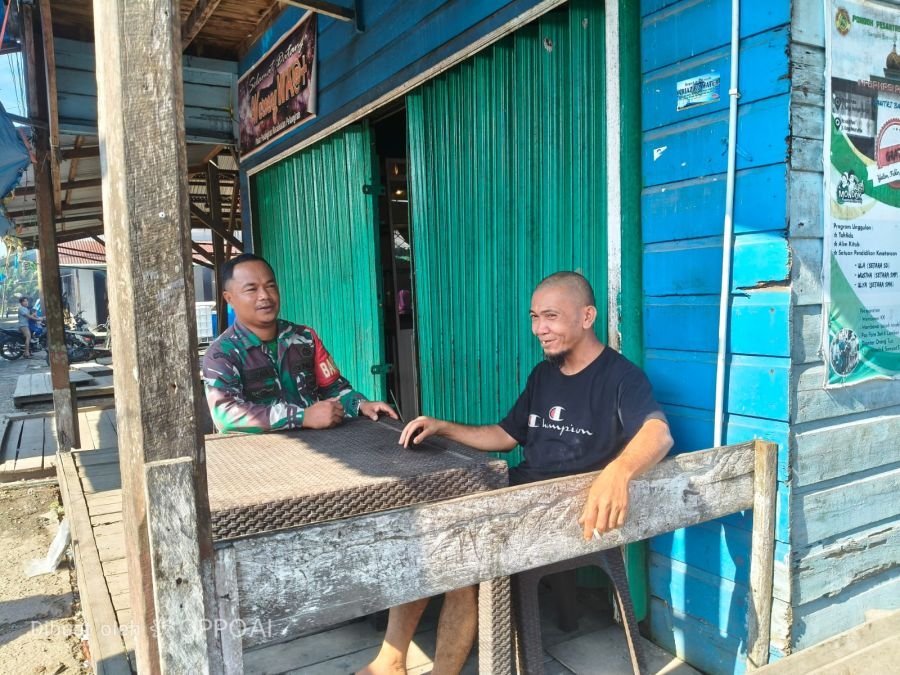 Babinsa 10/Pelangiran Serda Chandra Bastian Turun ke Pasar, Pantau Situasi dan Aspirasi Warga