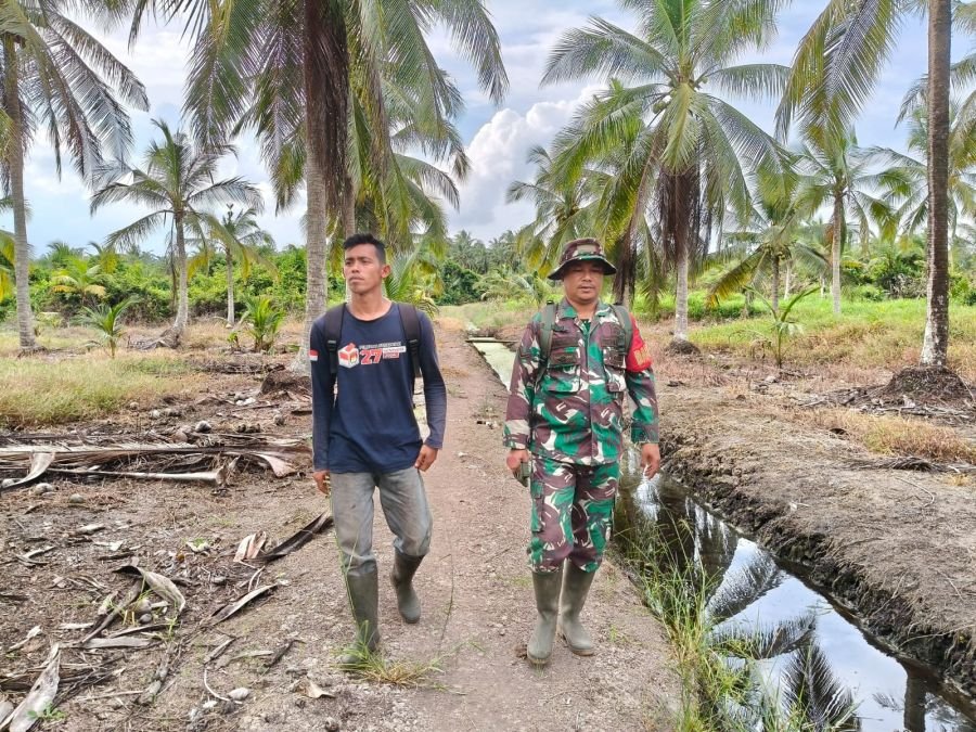 Babinsa 10/Pelangiran Serda Chandra Bastian Intensifkan Patroli dan Sosialisasi Cegah Karhutla