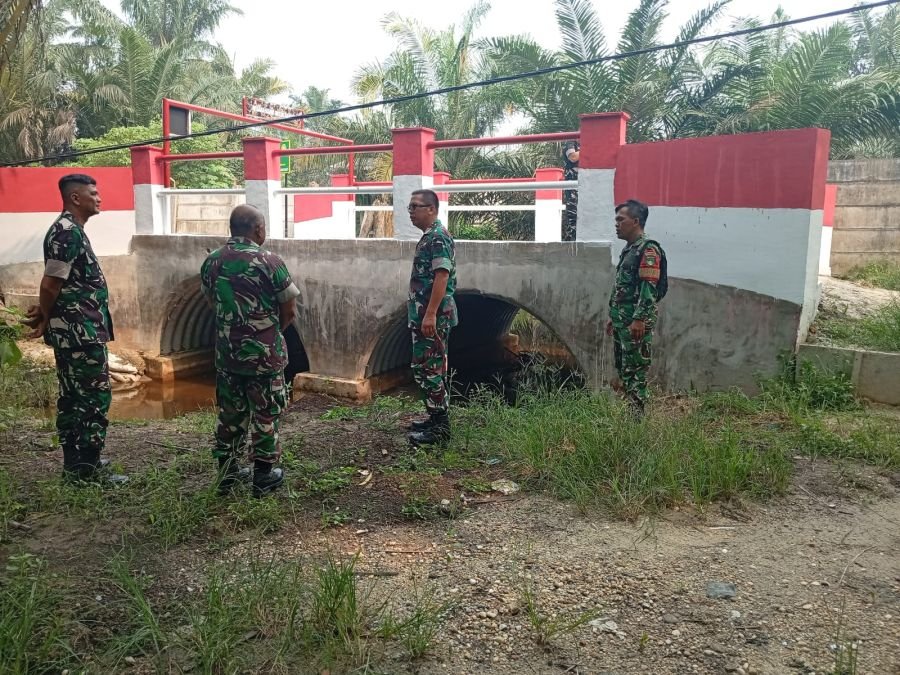 Babinsa Agrowisata Dampingi Irutben Itdam XIX/Tuanku Tambusai Tinjau Jembatan Armco