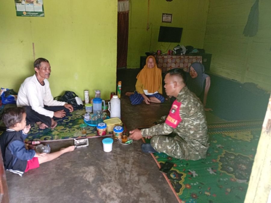 Babinsa Agrowisata Dampingi Warga dalam Pendataan PKH dan Sosialisasi Aktivasi IKD