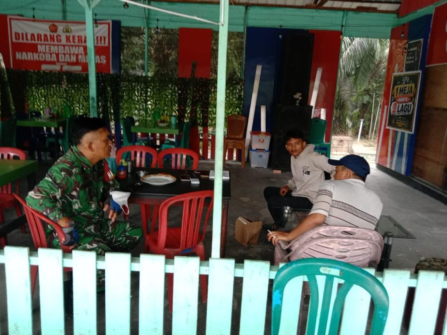 Babinsa Agrowisata Hadir di Tengah Warga, Ingatkan Bahaya Kabut Asap dan Karhutla