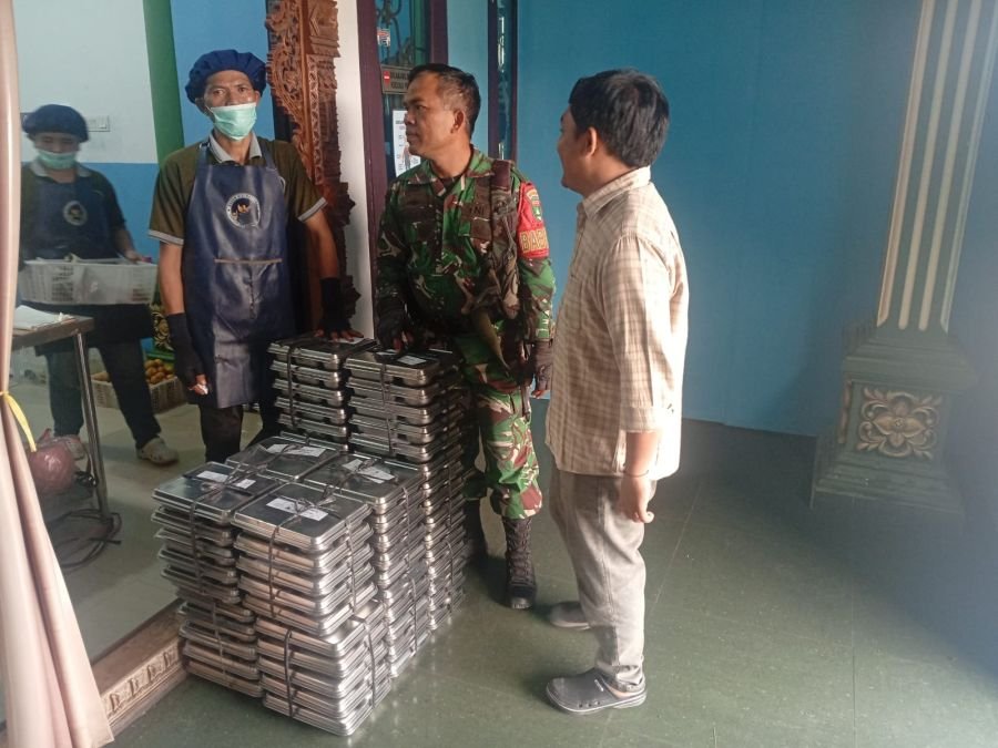 Babinsa Agrowisata Komsos Bersama Relawan SPPG, Pastikan Kesiapan Distribusi MBG