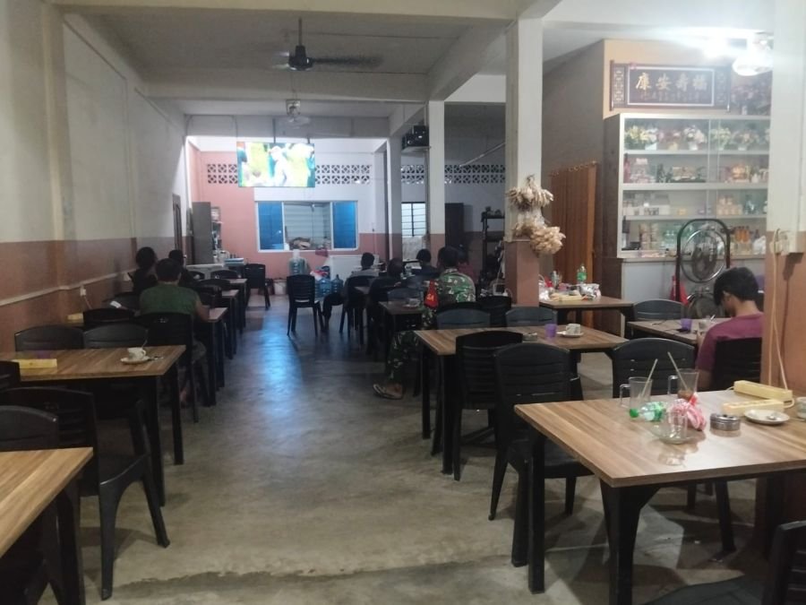 BABINSA Air Glubi dan Babinsa Mantang Besar Gelar Nobar Piala Dunia bersama masyarakat.