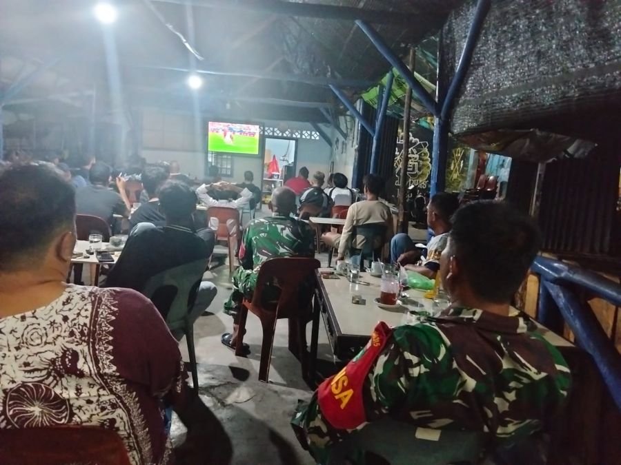BABINSA AIR GLUBI GELAR NOBAR PIALA DUNIA 2026 PERERAT KEAKRABAN BERSAMA WARGA