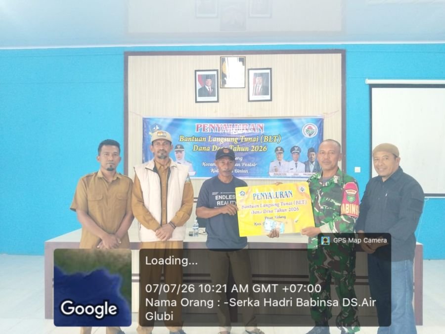 BABINSA AIR GLUBI HADIRI DAN MONITORING PENYALURAN BLT-DD DI DESA KELONG.