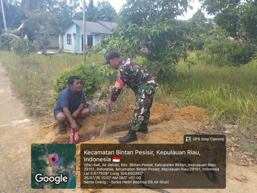 Babinsa Air Glubi Pimpin Gotong Royong Bersama Pemuda dan Warga.