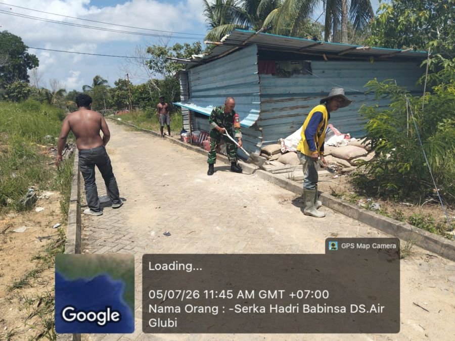 BABINSA AIR GLUBI PIMPIN GOTONG ROYONG BERSIHKAN TIMBUNAN PASIR DAN TANAH DI JALAN UTAMA.
